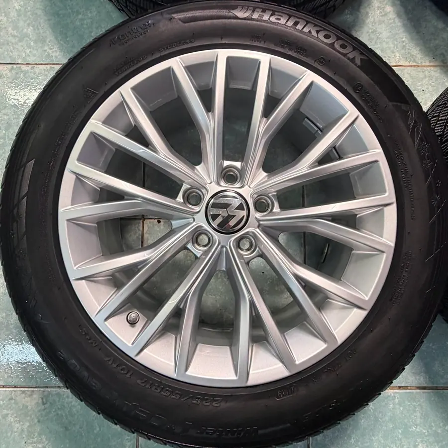 Jantă Volkswagen R18 gri cu anvelopă de iarnă