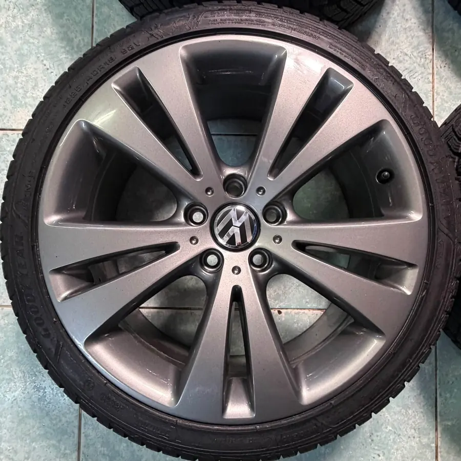 Jantă Volkswagen cu spițe duble și anvelopă Hankook