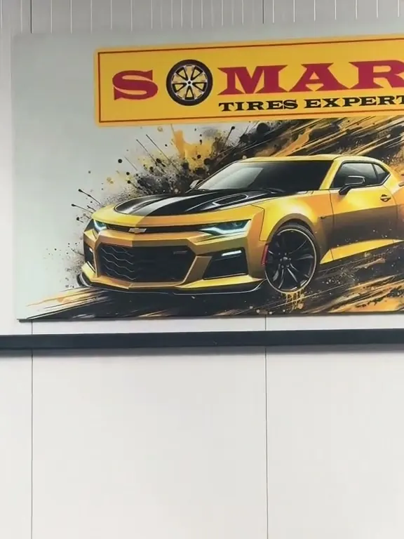 Bannerul Somar Tires Expert pe peretele atelierului